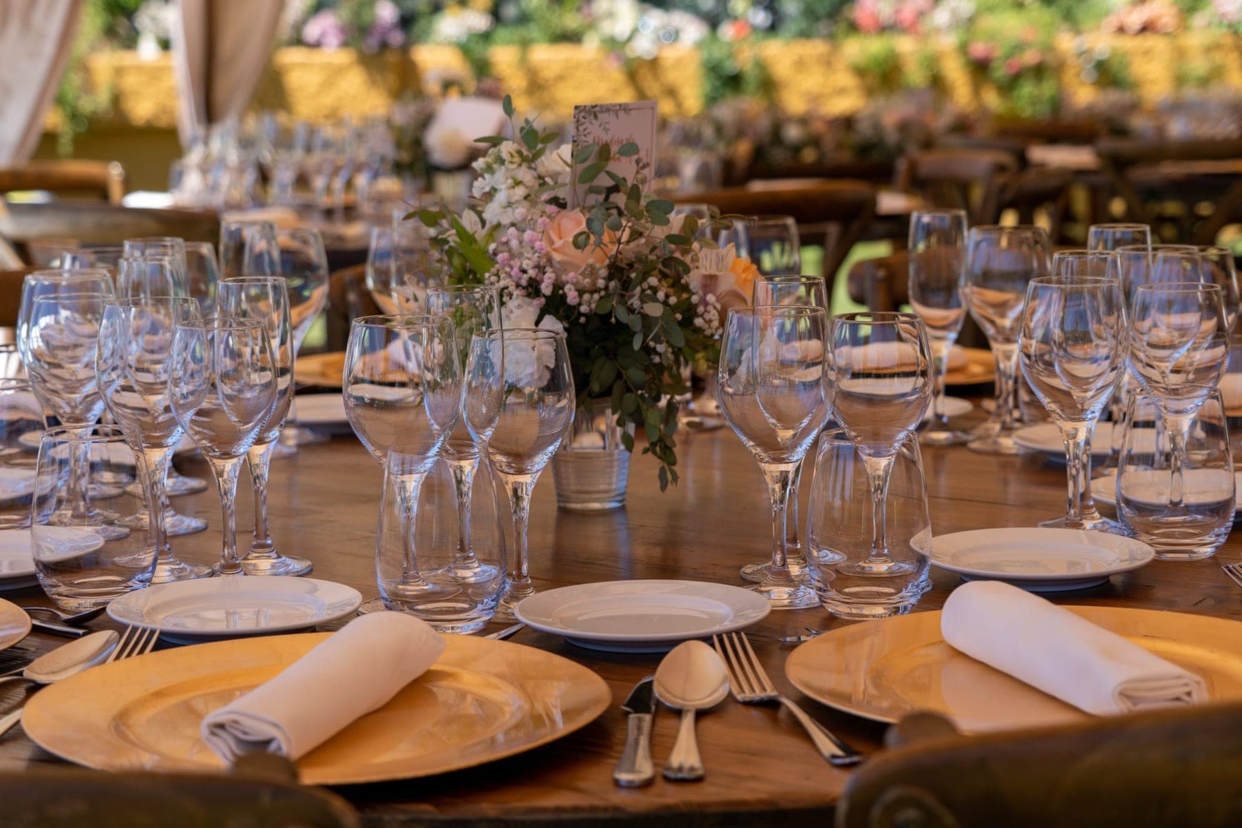Mesa de banquete preparada para un evento